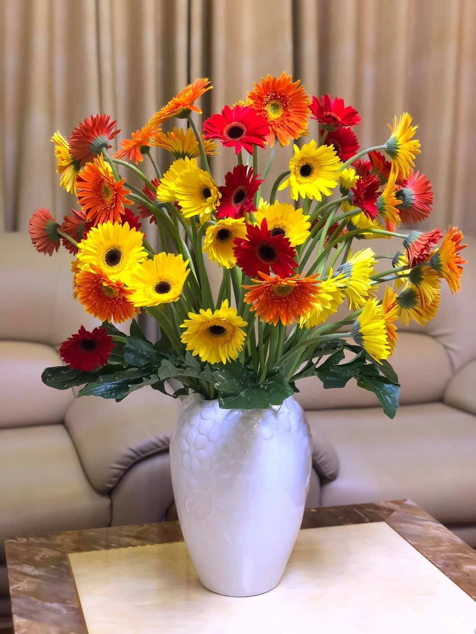 Bàn thờ Thần Tài: 4 loại hoa NÊN cúng, 3 loại phải NÉ xa- Ảnh 1. Bàn thờ Thần Tài: 4 loại hoa NÊN cúng, 3 loại phải NÉ xa- Ảnh 1.