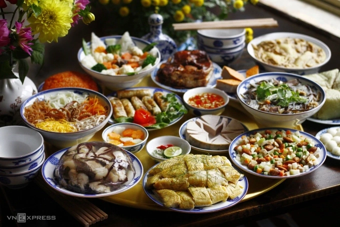 Ăn nhiều các món ăn giàu tinh bột, dầu mỡ có thể gây rối loạn tiêu hóa. Ảnh: Bùi Thủy