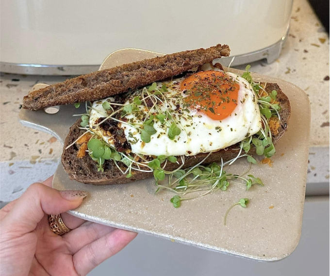 Chế độ ăn lành mạnh, giàu protein, ít chất béo hỗ trợ tuần hoàn, giảm nguy cơ hình thành cục máu đông. Ảnh: Minh Phương