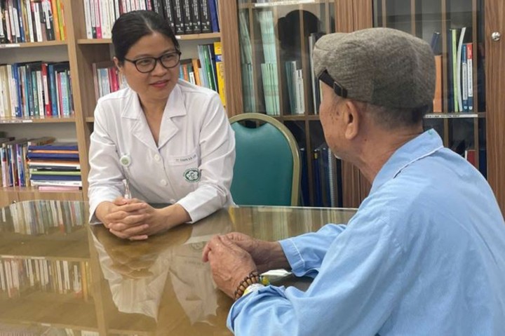 4 món ăn Tết quen thuộc người bệnh ung thư nên hạn chế động đũa 1 PGS.TS Phạm Cẩm Phương thăm khám cho người bệnh (Ảnh: BV Bạch Mai).