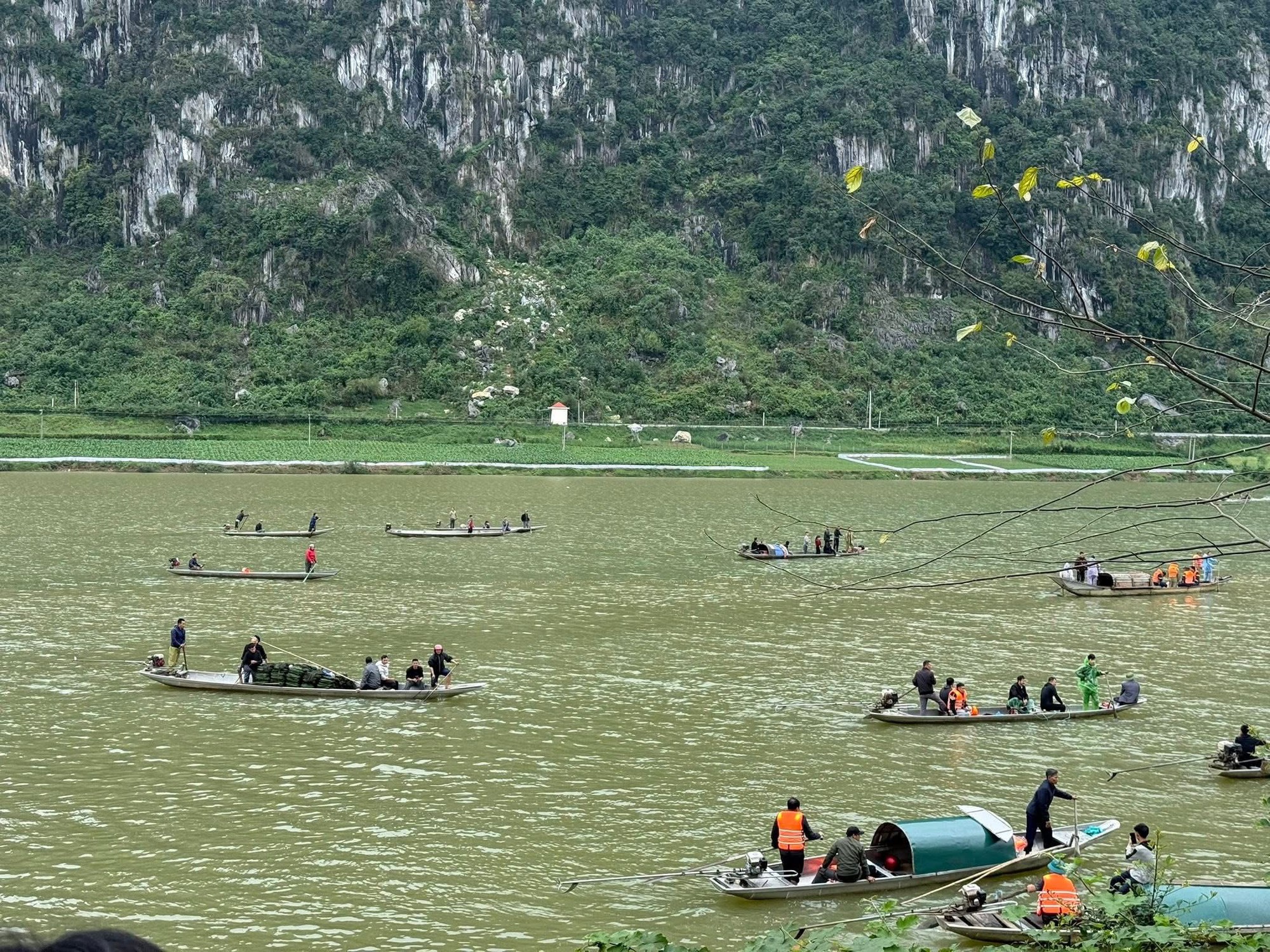 Chùm ảnh hiện trường vụ lật đò chở 7 người một gia đình ngày mùng 3 Tết: 4 nạn nhân chết và mất tích, bé 3 tuổi không qua khỏi- Ảnh 1.