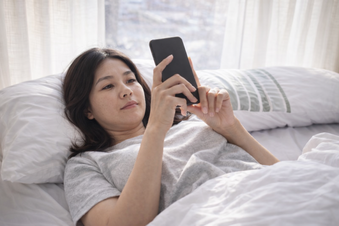 Vội vàng kiểm tra điện thoại ngay khi vừa thức dậy có thể khiến bạn già nhanh.