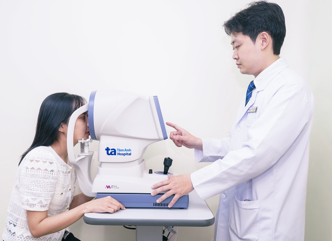 Bác sĩ Huy kiểm tra mắt cho một phụ nữ. Ảnh minh họa: Bệnh viện Đa khoa Tâm Anh