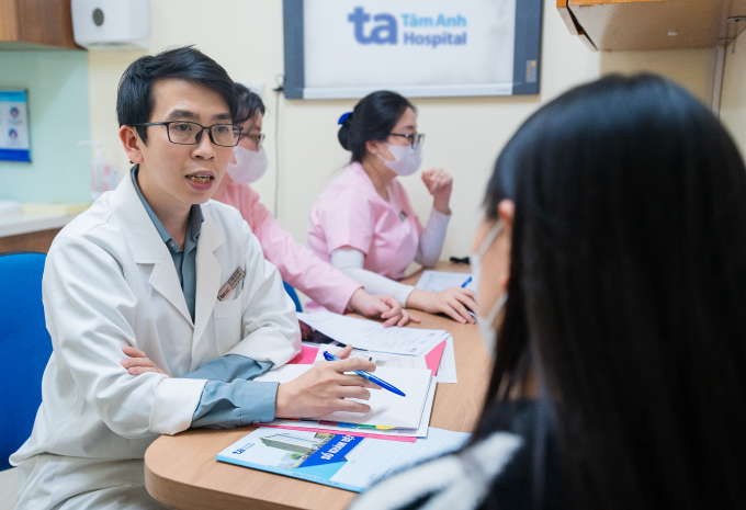 Bác sĩ Bắc đang tư vấn cho một phụ nữ. Ảnh: Bệnh viện Đa khoa Tâm Anh