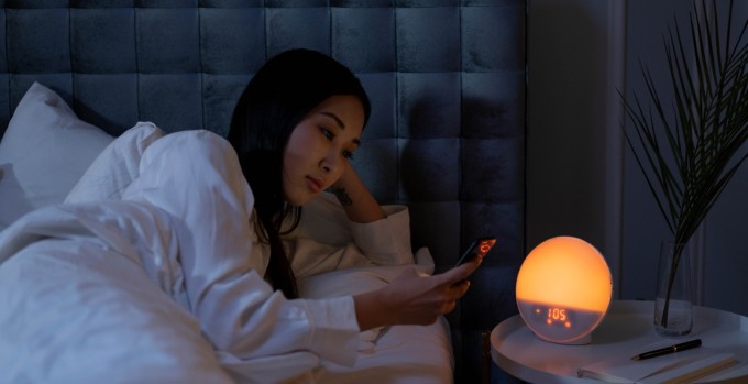 Căng thẳng thần kinh khiến bạn khó ngủ hoặc dễ tỉnh giấc vào khung giờ 23h - 1h.