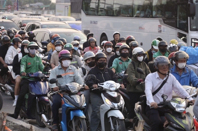 Kẹt xe tại cửa ngõ TP HCM ngày Tết Dương lịch. Ảnh: Hoàng Yến.