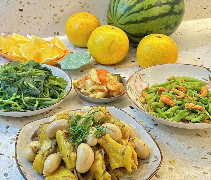 Mẹ bầu cần chú ý chế độ ăn uống đầy đủ, khoa học ngay cả trong dịp Tết. Ảnh: Minh Phương