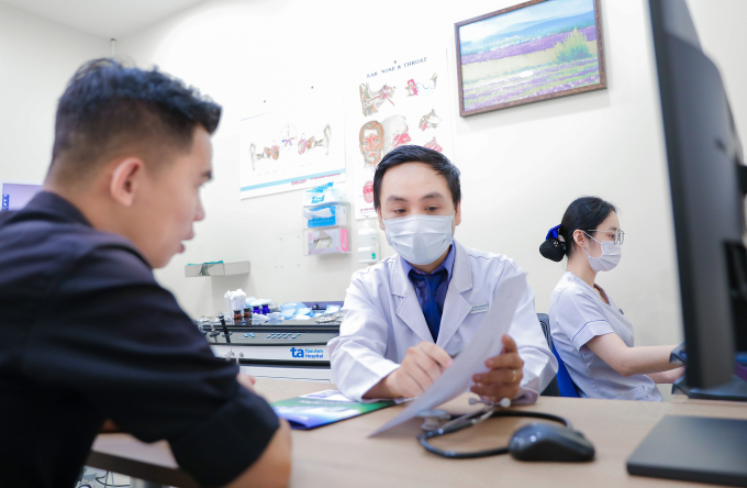 Bác sĩ Duy đang tư vấn cho một người bệnh. Ảnh: Phòng khám Đa khoa Tâm Anh Quận 7