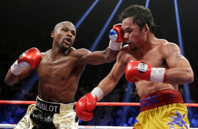 Floyd Mayweather (trái) ra đòn trúng mặt Manny Pacquiao tại MGM Grand Garden Arena, Las Vegas, Mỹ ngày 2/5/2015. Ảnh: AP