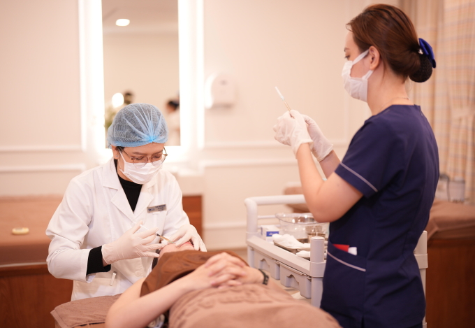Bác sĩ tiêm meso làm đẹp cho một phụ nữ. Ảnh: Bệnh viện Đa khoa Tâm Anh