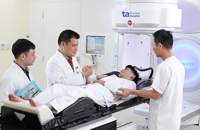 Bác sĩ động viên người bệnh xạ trị giảm nhẹ. Ảnh: Bệnh viện Đa khoa Tâm Anh