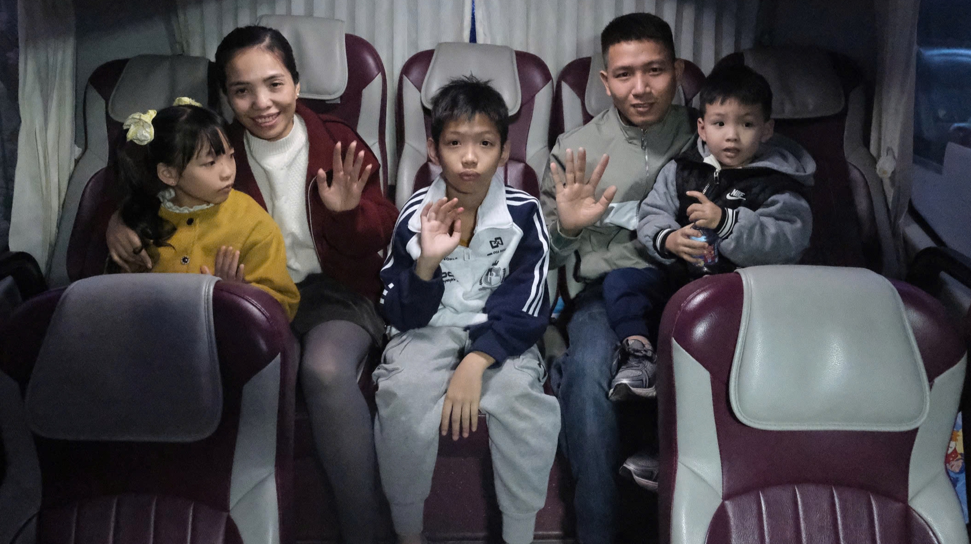 5h30 sáng 27 Tết, công nhân xếp hàng lên chuyến xe '0 đồng' về quê - Ảnh 1.