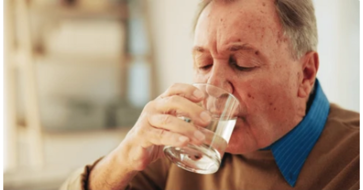 Uống đủ nước giúp hỗ trợ đào thải acid uric qua thận (Ảnh: Shutterstock)