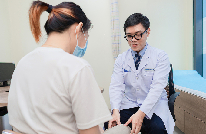 Bác sĩ Khoa đánh giá tình trạng chức năng khớp gối người bệnh khi tái khám. Ảnh: Phòng khám Đa khoa Tâm Anh Quận 7