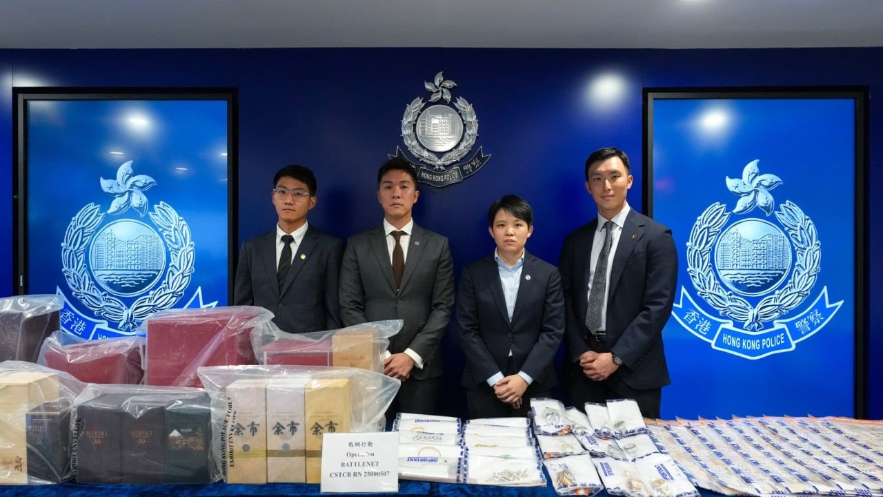 680 nghi phạm lừa đảo trực tuyến và rửa tiền bị bắt giữ tại Hồng Kông 1 680 nghi phạm lừa đảo trực tuyến và rửa tiền bị bắt giữ tại Hồng Kông - Ảnh 1.