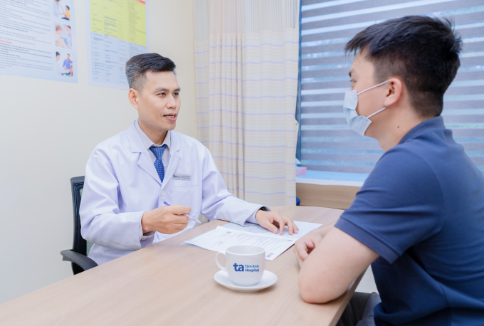 Bác sĩ Duy tư vấn cho nam giới đến khám tại Bệnh viện Đa khoa Tâm Anh. Ảnh: Bệnh viện cung cấp
