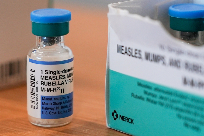 Lọ vaccine phòng sởi - quai bị - rubella. Ảnh: AP