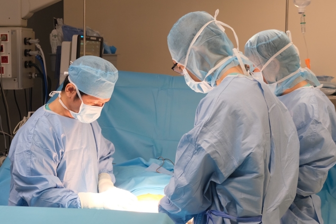 ThS.BS.CK2 Phan Văn Thái (bên trái) và êkíp phẫu thuật cho bệnh nhân giãn tá tràng. Ảnh: Bệnh viện cung cấp