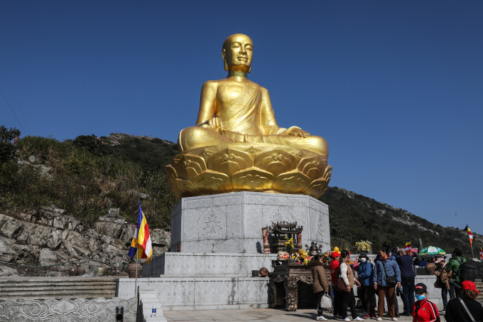 Tượng Phật hoàng Trần Nhân Tông trên núi Yên Tử. Ảnh: Giang Huy