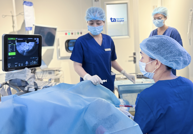 ThS.BS Huỳnh Kha cùng êkíp chọc hút noãn cho chị Hương để thụ tinh trong ống nghiệm. Ảnh: Bệnh viện Đa khoa Tâm Anh - Quận 8