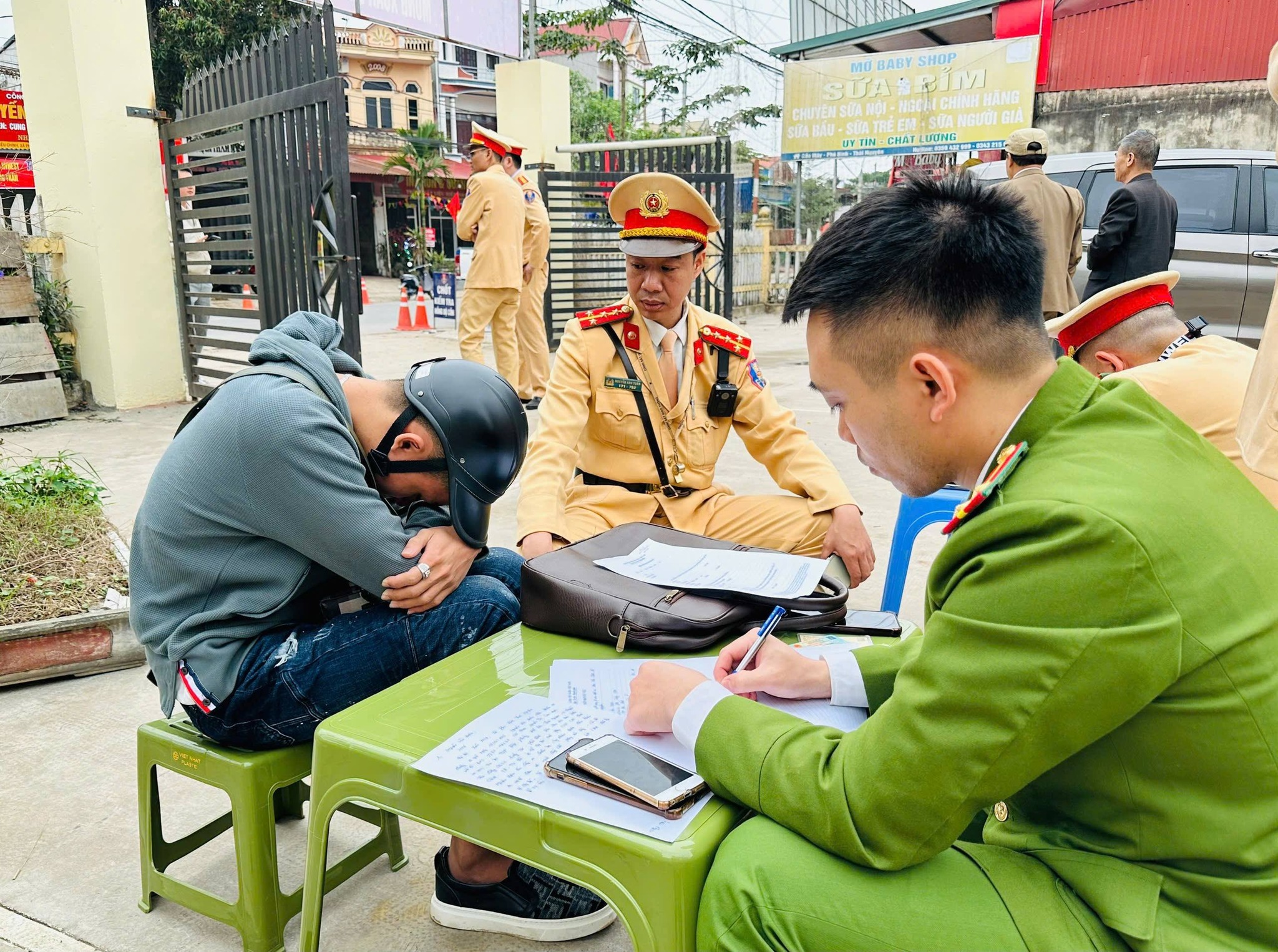 9 ngày nghỉ Tết: Tai nạn giảm mạnh, xử phạt 76.374 trường hợp vi phạm giao thông 2 tai nạn - Ảnh 2.