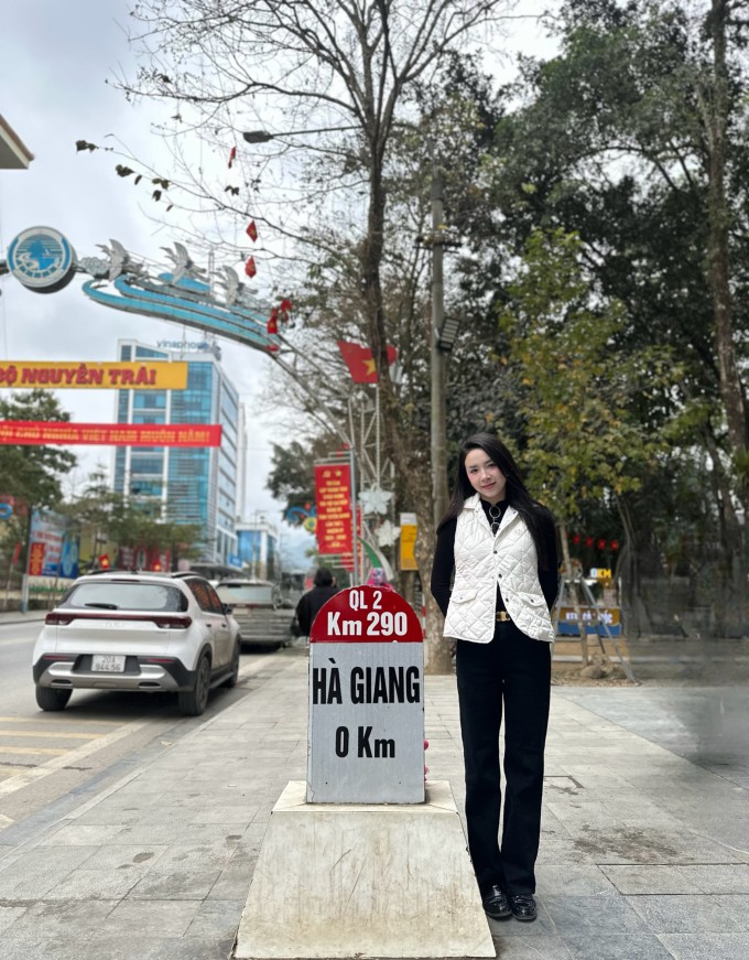 Thúy An và gia đình dừng chân khi đến Hà Giang. Ảnh: NVCC