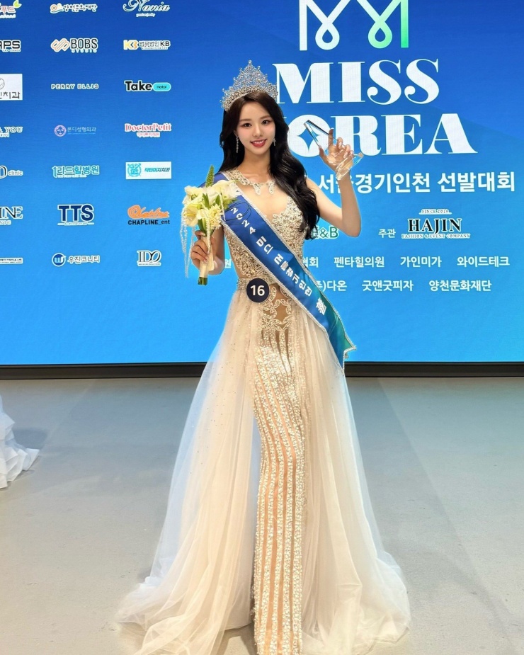 Tuy nhiên, cư dân mạng đã nhanh chóng tìm ra các thông tin về Park Hee Sun. Park Hee Sun sinh năm 2003, là người chơi nhỏ tuổi nhất trong dàn thí sinh nữ của show. Người đẹp đạt danh hiệu á hậu cuộc thi Hoa hậu Hàn Quốc 2024.