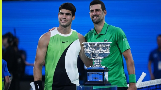 Alcaraz (trái) và Djokovic ở chung kết Australia Mở rộng 2026, trên sân Rod Laver, Melbourne, Australia, tối 1/2. Ảnh:Reuters