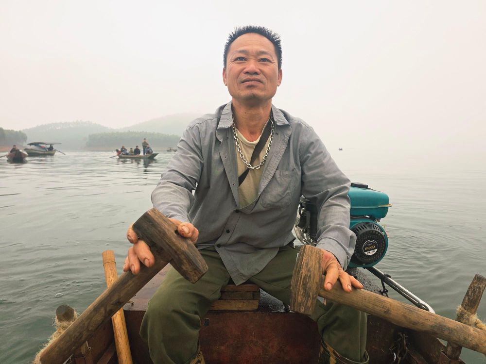 Ám ảnh tiếng va chạm xé toạc màn đêm, người đàn ông lao ra hồ Thác Bà cứu 6 người vụ lật tàu sau tiếng kêu cứu “Ối giời ơi…”- Ảnh 1.