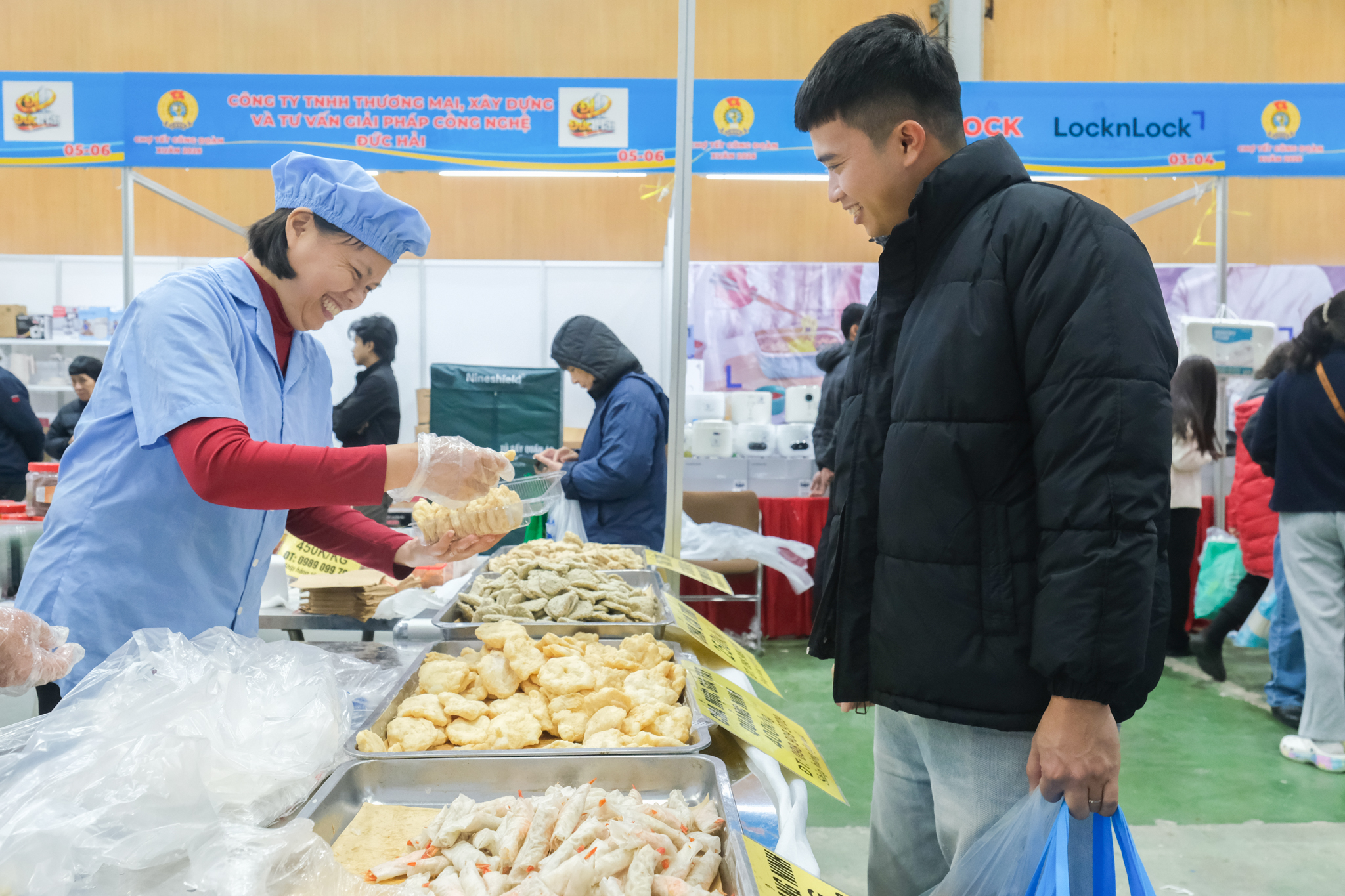 Ấm áp chợ Tết Công đoàn 'Tết sum vầy - Xuân ơn Đảng' - Ảnh 1.