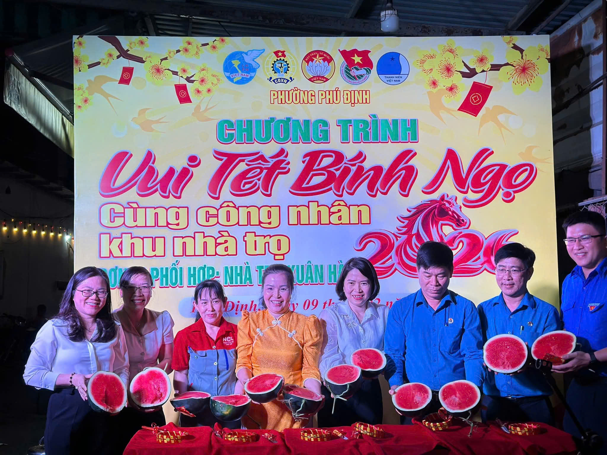 Ấm lòng người lao động ăn Tết ở nhà trọ - Ảnh 1.