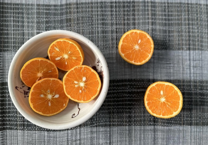 Ăn cam, quýt có giải rượu? 1 Chỉ cần ép hoặc cắt 3-5 quả cam cho người say rượu uống, ăn trực tiếp để giải rượu. Ảnh: Anh Chi