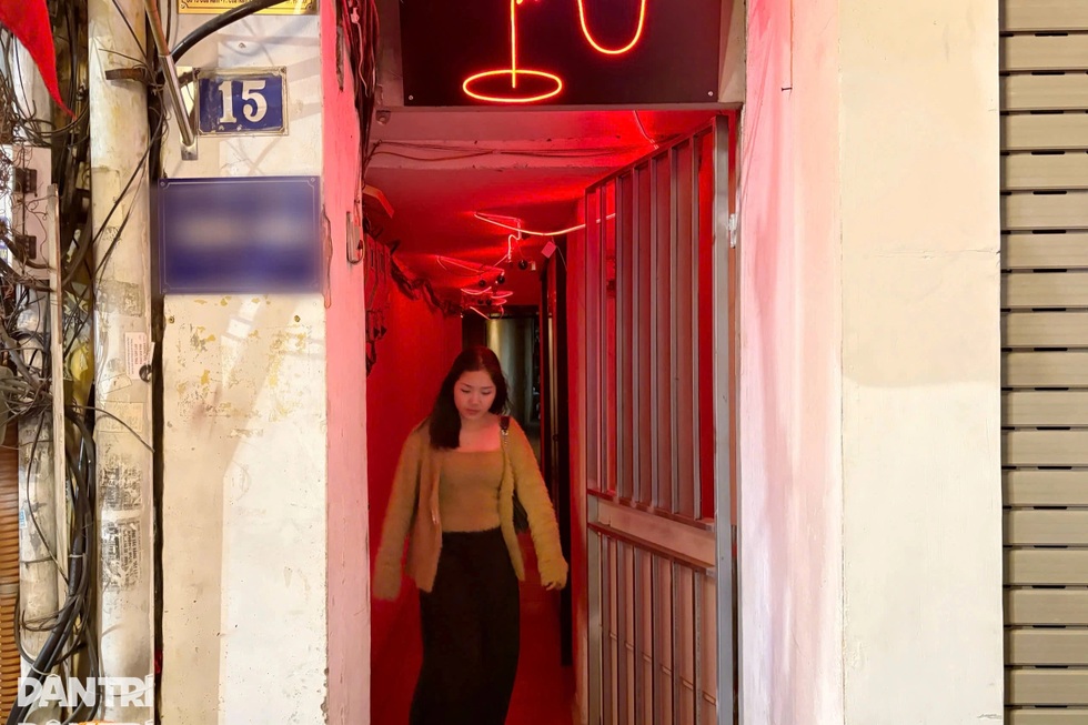 Ẩn trong ngõ nhỏ ở Hà Nội, quán đồ Âu kéo đồ ăn lên xuống bằng ròng rọc - 1