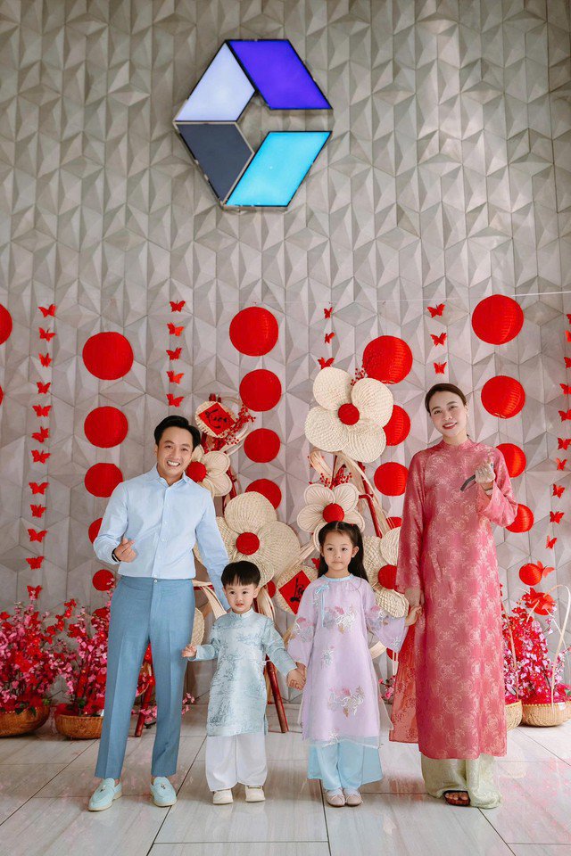 Cường Đô la cùng Đàm Thu Trang và 2 con khai xuân.