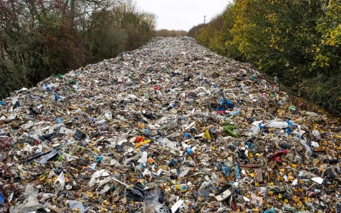 Một cánh đồng cạnh sông Cherwell gần Kidlington đã trở thành bãi đổ rác thải trái phép lớn nhất nước Anh. Ảnh : Telegraph
