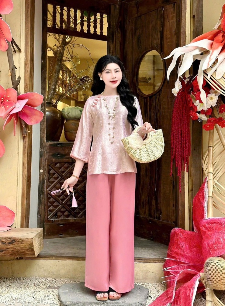 Bên cạnh áo dài, áo bà ba trở thành xu hướng hot của Tết Bính Ngọ 2026 khi được nhiều hãng lớn nhỏ tung ra thị trường khoảng hai tháng nay. Ảnh: Hoang Gia