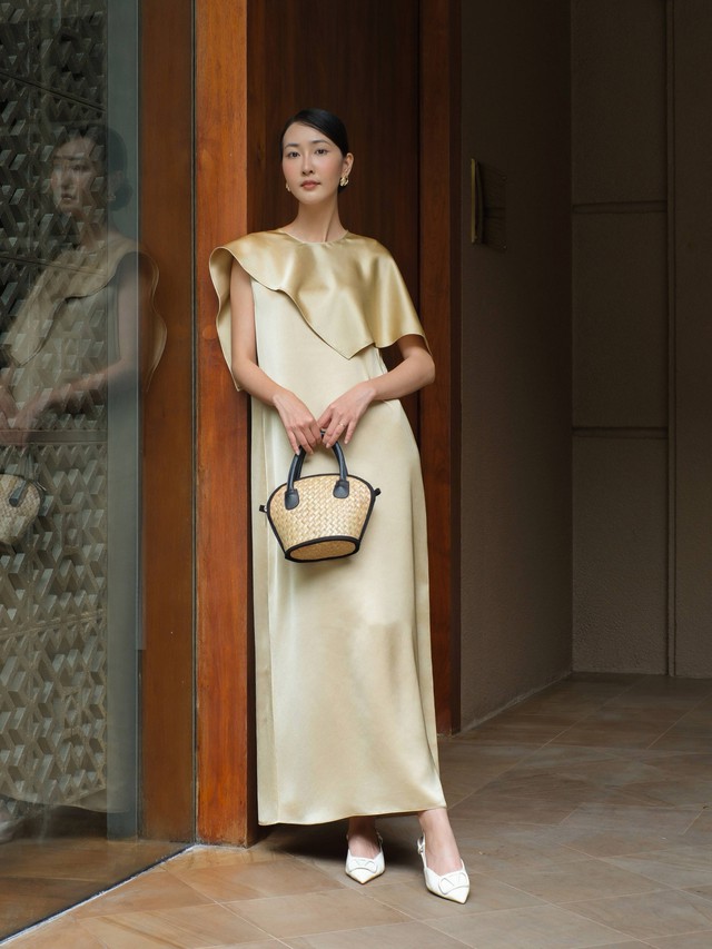 Áo choàng và váy tạo nét quyền lực quý phái- Ảnh 1.