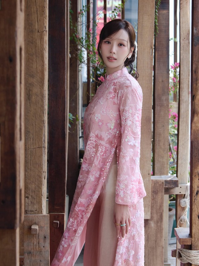 Áo dài hồng, sắc xuân ngọt ngào trong thời trang ngày tết- Ảnh 1.