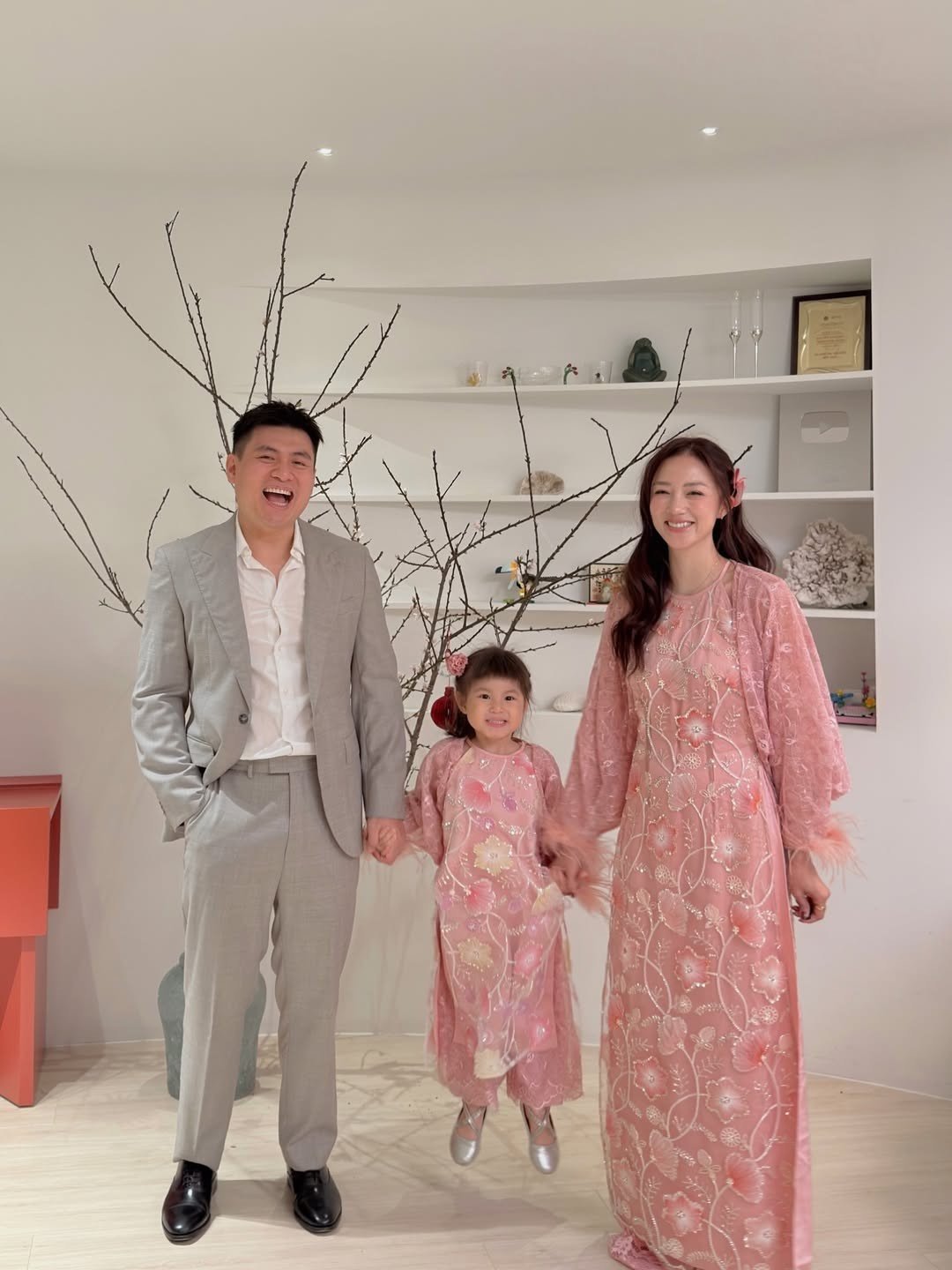 Áo dài kim sa, áo bà ba thắng thế trong tủ đồ mỹ nhân Việt dịp Tết Bính Ngọ 1 Áo dài kim sa, áo bà ba "thắng thế" trong tủ đồ mỹ nhân Việt dịp Tết Bính Ngọ - 1