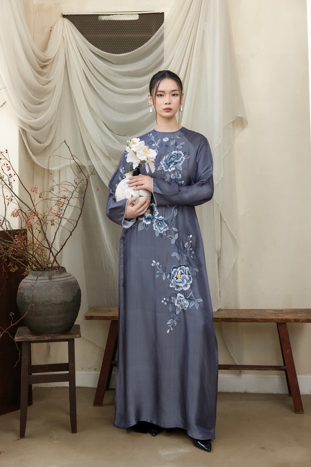 Áo dài thêu tay duyên dáng cùng áo dài lụa cho mùa tết cổ truyền- Ảnh 1.