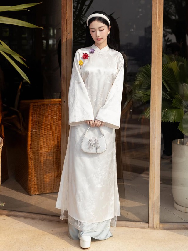 Áo dài trắng thăng hoa trong mùa tết- Ảnh 4.