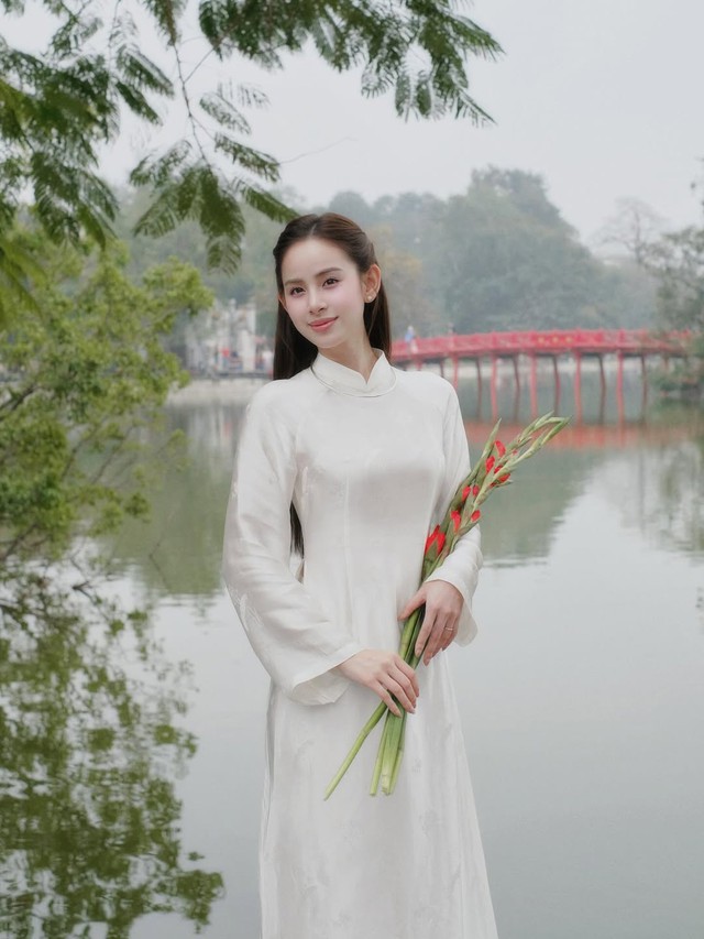 Áo dài trắng thăng hoa trong mùa tết- Ảnh 1.