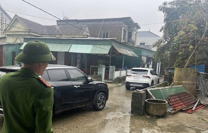 Đỗ xe chặn lối đi còn thách thức 'đỗ đến mai': Ảo tưởng giàu có đứng trên luật pháp- Ảnh 1.