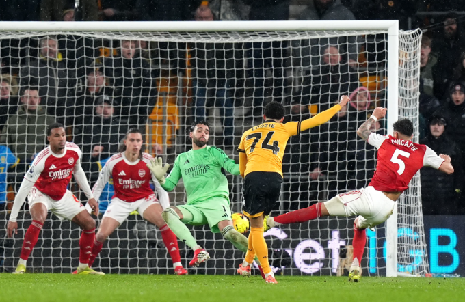 Tom Edozie dứt điểm giúp Wolves hòa Arsenal 2-2 ở vòng 31 Ngoại hạng Anh trên sân Molineux, Wolverhampton, West Midlands, Anh ngày 18/2/2026. Ảnh: AP