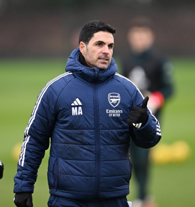 HLV Arteta trên sân tập Cobham, London ngày 2/2. Ảnh: arsenal.com