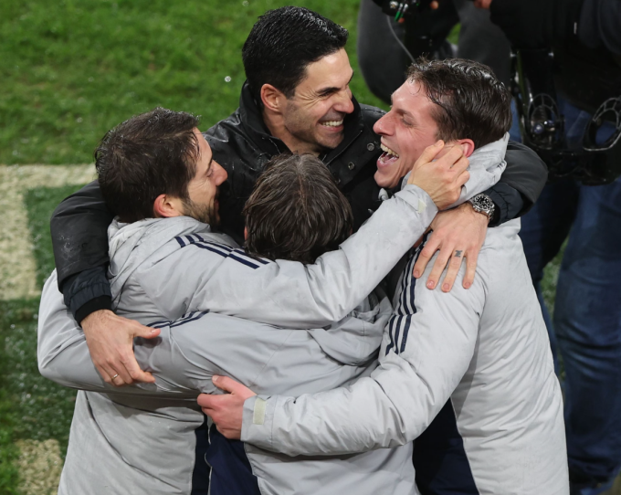 HLV Mikel Arteta và ban huấn luyện ăn mừng trong trận Arsenal thắng Chelsea 1-0 ở lượt về bán kết Cup Liên đoàn trên sân Emirates, London, Anh ngày 3/2/2026. Ảnh: Shutterstock