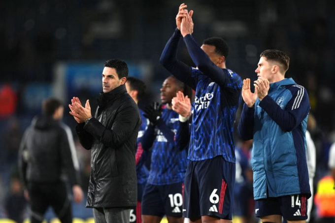 HLV Mikel Arteta và các cầu thủ Arsenal vỗ tay tri ân người hâm mộ sau trận thắng Leeds 4-0 ở vòng 24 Ngoại hạng Anh trên sân Elland Road, Leeds, Anh ngày 31/1/2026. Ảnh: PA