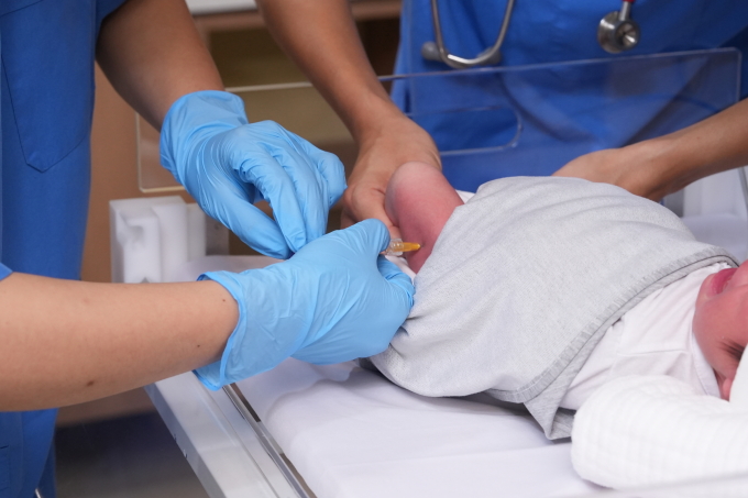 Trẻ sơ sinh tiêm kháng thể đơn dòng RSV tại BVĐK Tâm Anh Hà Nội. Ảnh: Tuấn Anh