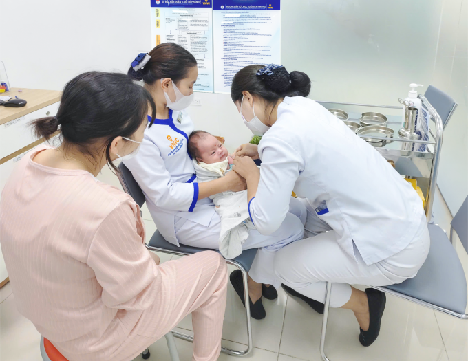 Trẻ sơ sinh tiêm vaccine lao tại Hệ thống Tiêm chủng VNVC. Ảnh: Mộc Thảo