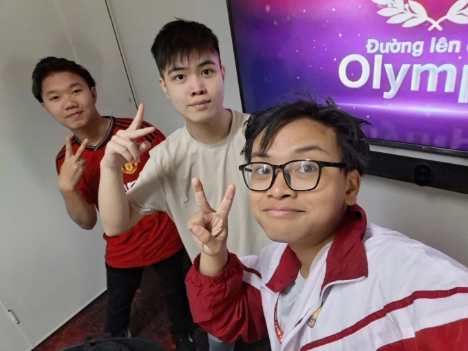 Từ trái qua: Xuân Mạnh, Nguyên Vũ, Phú Đức cùng xem chung kết Olympia năm thứ 25, tháng 10/2025 Ảnh: Nhân vật cung cấp